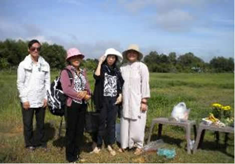 Lịch sử Việt Nam | hố chôn tập thể Biệt Động Quân tụng kinh cho hương linh