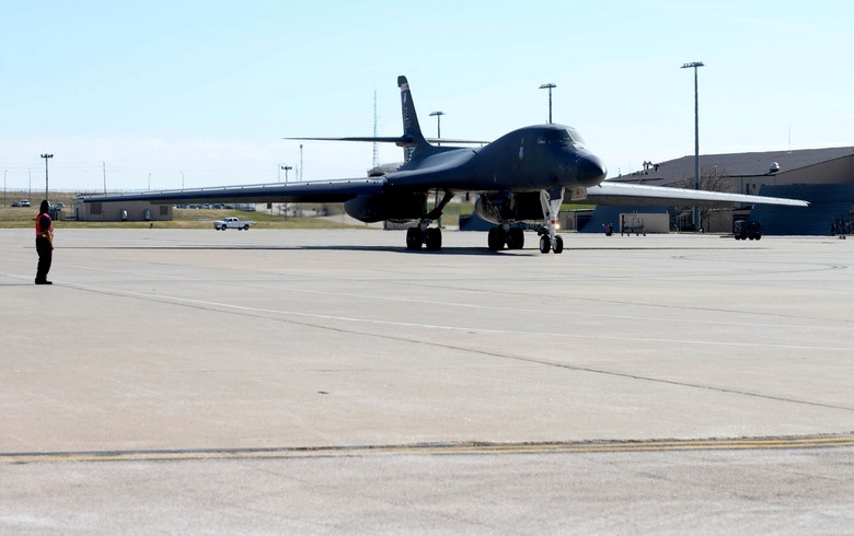 b1b lancer strategic bomber