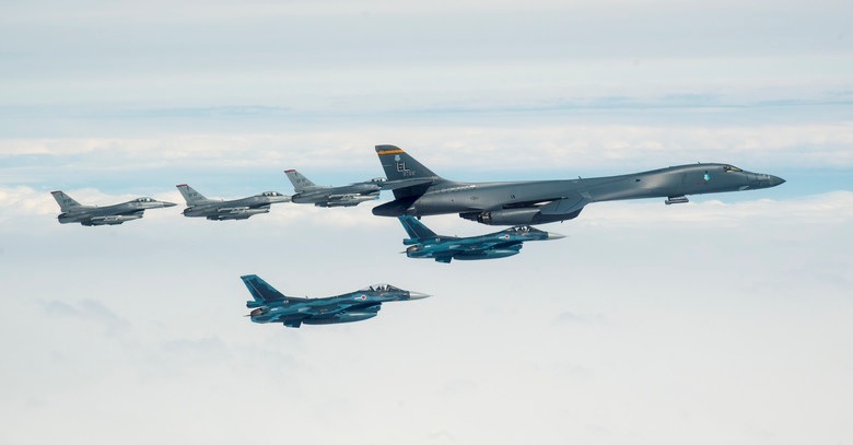 b1b lancer strategic bomber