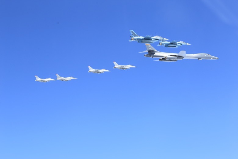 b1b lancer strategic bomber