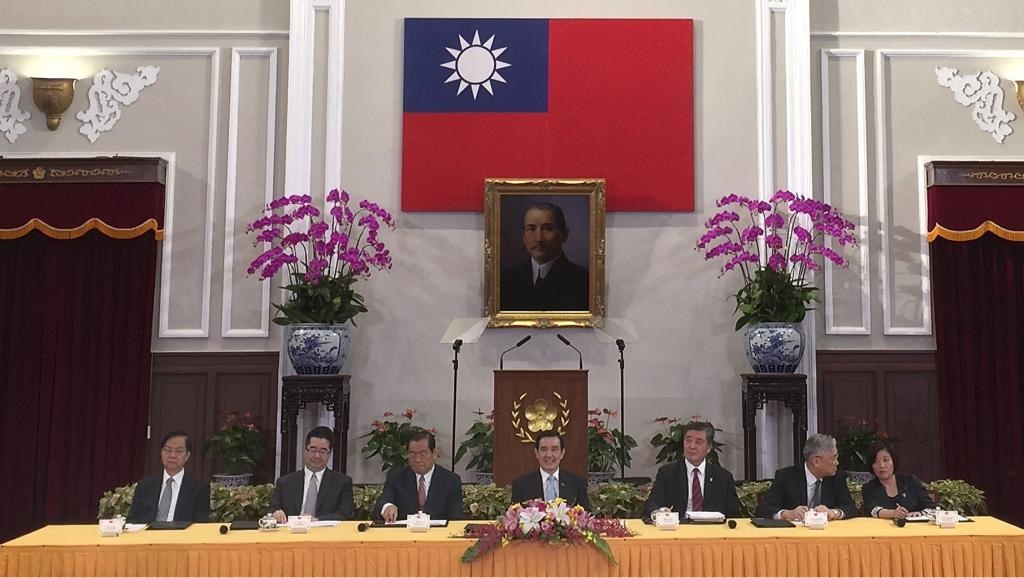Tổng thống Mã Anh Cửu cùng các quan chức chính phủ họp báo tại phủ tổng thống tại Đài Bắc ngày 5/11/2015, thông báo về cuộc gặp thượng đỉnh với Hoa Lục sắp tới. REUTERS/Pichi Chuang 
