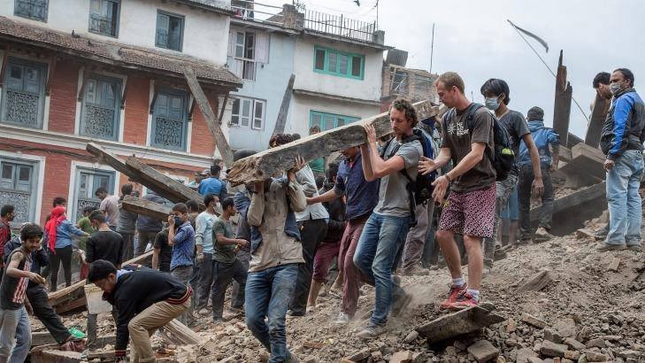 cứu trợ nạn nhân động đất népal