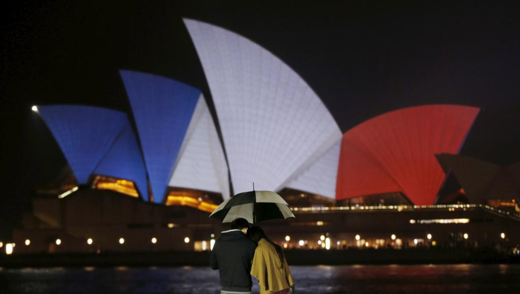 Nhà hát Opera hình con sò ở Sydney, Úc, sáng rực ba mầu cờ nước Pháp, ngày 14/11/2015 REUTERS 