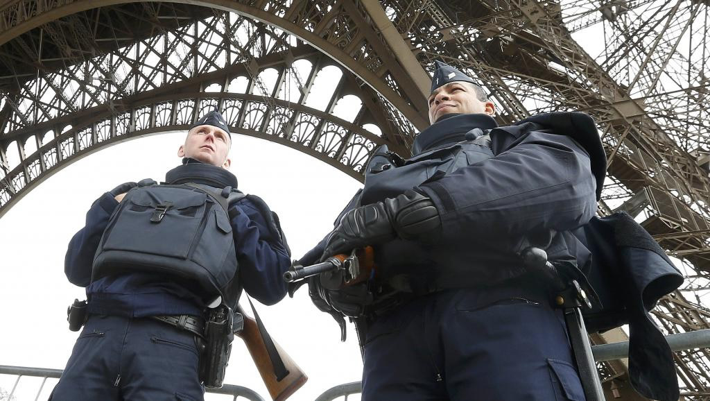 police francais au tour eiffel 