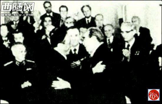 Lê Duẩn và Leonid Ilyich Brezhnev (Леонид Ильич Брежнев) ký một hiệp ước xô-việt hợp tác hữu nghị