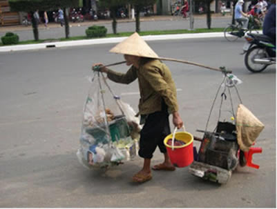 người già bán hàng rong