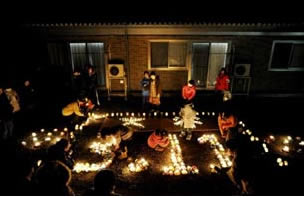 dân nhật cầu nguyện cho nạn nhân sóng thần 2011