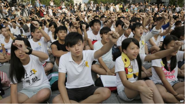 Sinh viên các trường cao đẳng và đại học ở đặc khu hành chánh này đã rủ nhau kéo đến khuôn viên Đại học Hong Kong chiều hôm thứ Hai để khởi động chiến dịch tẩy chay bằng một cuộc mít-tinh rầm rộ.