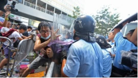 Cảnh sát chống bạo sử dụng xịt hơi cay vào người biểu tình bên ngoài trụ sở chính phủ ở Hồng Kông, ngày 28/9/2014