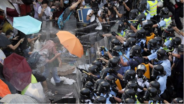 Cảnh sát chống bạo sử dụng xịt hơi cay vào người biểu tình bên ngoài trụ sở chính phủ ở Hồng Kông, ngày 28/9/2014