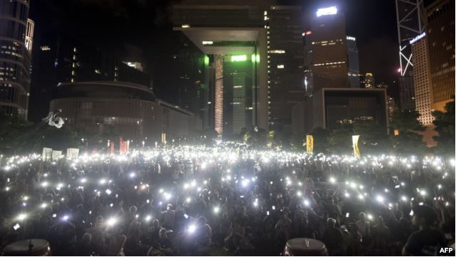 Người biểu tình giơ điện thoại di động và những thiết bị điện tử khác trong một cuộc tập hợp ủng hộ dân chủ ở Hong Kong, ngày 31 tháng 8, 2014