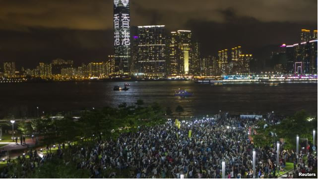 Những người biểu tình đòi dân chủ giơ cao điện thoại di động trong chiến dịch mở màn phong trào bất tuân dân sự Chiếm lĩnh Trung tâm ở Hong Kong, 31/8/14