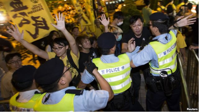 Các nhà hoạt động ủng hộ dân chủ đụng độ với cảnh sát trong cuộc biểu tình bên ngoài khách sạn tại Hồng Kông, nơi Phó Tổng thư ký Ủy ban Thường vụ Quốc hội Trung Quốc Lý Phi đăng ở, ngày 1/9/2014