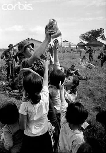 la guerre du viet nam, viet nam war, chiến tranh việt nam, thiếu nhi miền nam vui đùa bên người lính mỹ, vũng tàu road