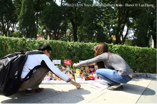 toys protest against china dec 16.2012