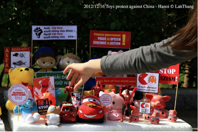 toys protest againts china dec 16.2012