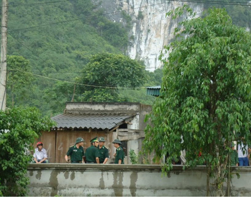 sỹ quan quân đội nhân dân việt nam cộng sản chỉ huy đàn áp giáo dân con cuông