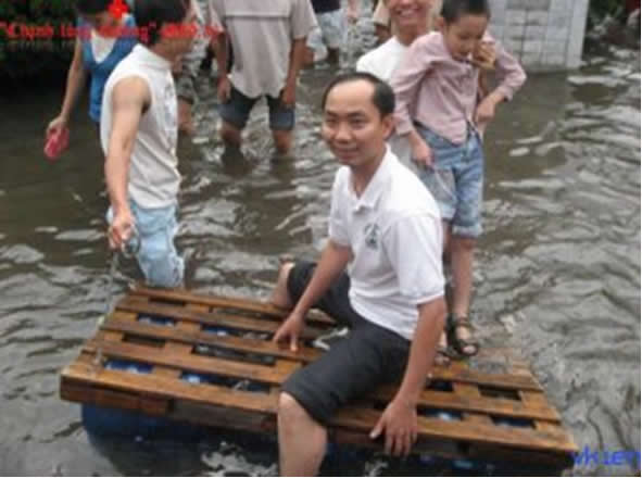 linh mục nguyễn văn khải đi cứu lụt