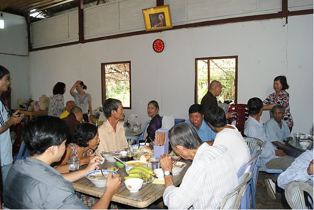 pah&t tặng phẩm chùa liên trì