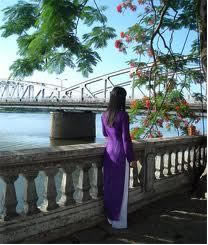 cô gái bên dòng sông có cây cầu