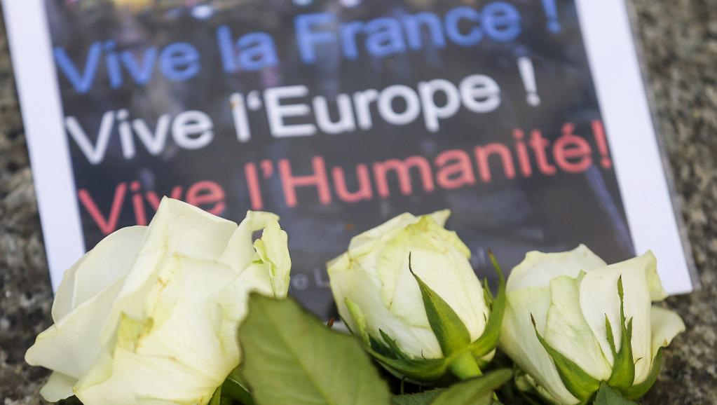 vieve la france, vive l'Europe, vive l'humanité, Người Đức đặt hoa tưởng niệm nạn nhân các vụ tấn công tại Paris trước cửa Sứ quán Pháp tại Berlin, Đức, ngày 14/11/2015. REUTERS/Hannibal Hanschke 